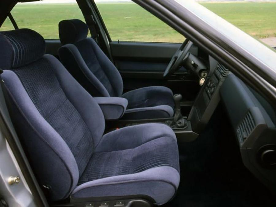 Интерьер Alfa Romeo 164 1987 года  (фото 15 из 28)